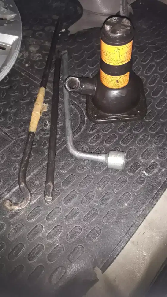 DONGKRAK KUNCI RODA INNOVA