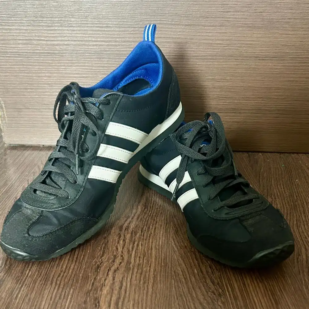 Sepatu adidas JOG hitam size 9,5 or 43.5