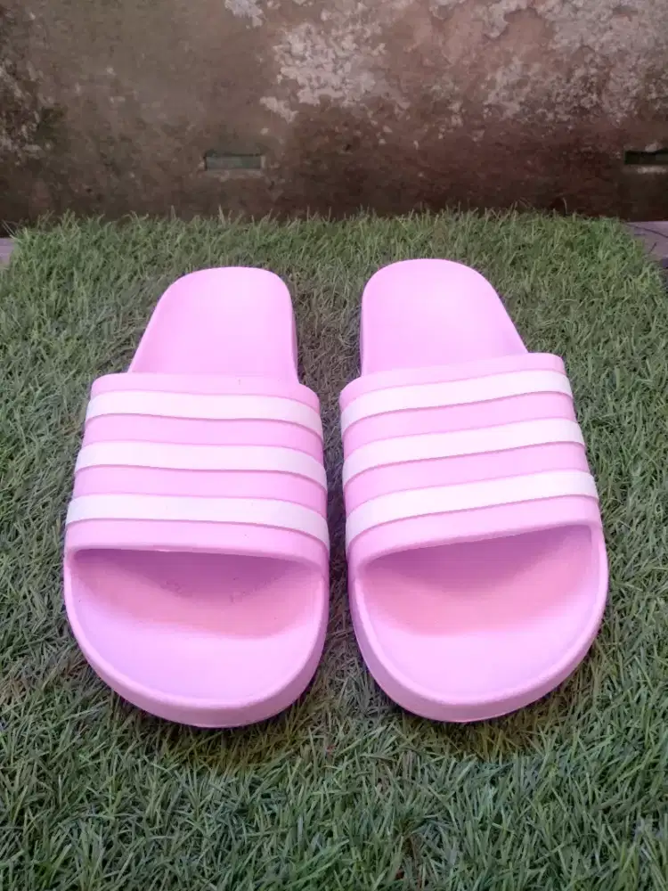 sandal cewe adidas
