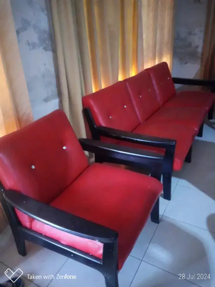 Meja kursi tamu merk ligna dan lemari pajangan