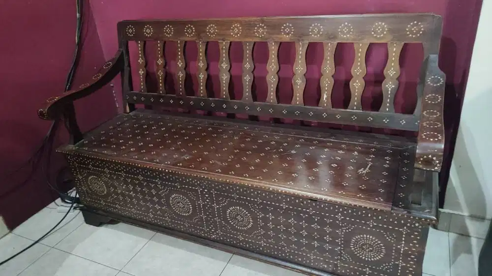 Kursi antik ada petinya dari hiasan dari kerang