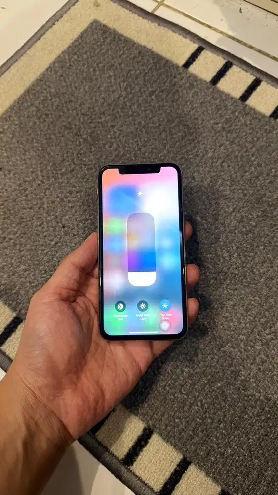 Dijual Iphone Xs silver 256GB Terdaftar Hp charger