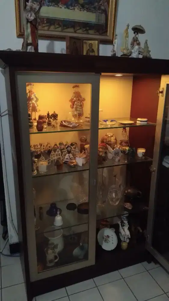 Dijual cepat lemari pajangan mewah