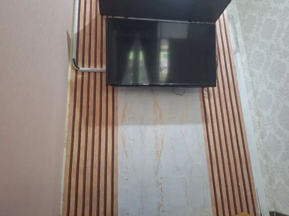 Tv aqua kondisi masih bagus, ada beret warna ungu di layar