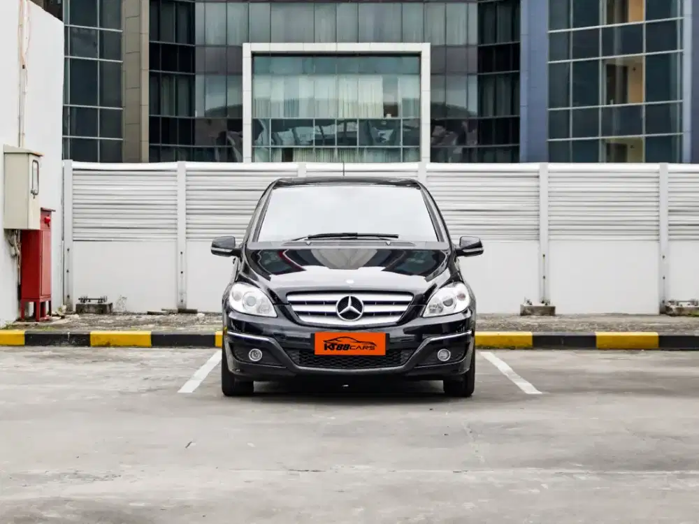 MERCEDEZ B180 TAHUN 2011 HITAM