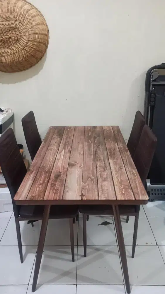 Meja makan minimalis 4 kursi
