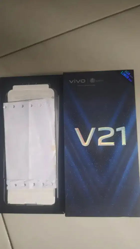 Vivo V21 8/128. Android 12.