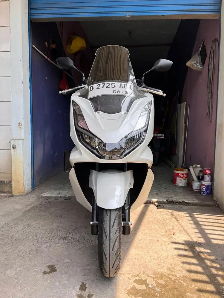 Honda PCX 160 Abs white on red