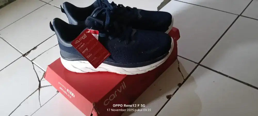Sepatu olahraga