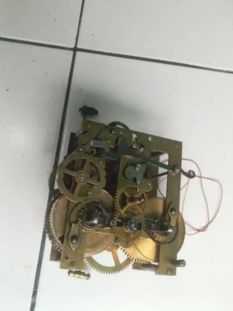 Mesin jam dinding antik