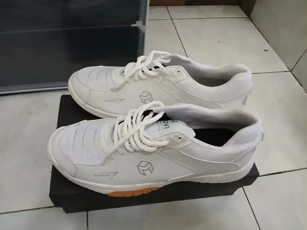 Jual Sepatu Movi Badminton/Tennis. Bonus incl.