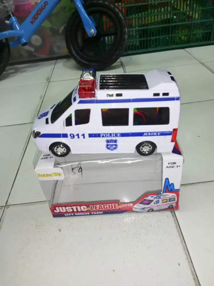 Mainan Anak Mobil Ambulan Baterai