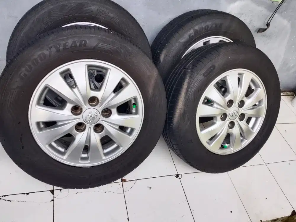 Velg oem innova 2015 ring 15 pcd5x114 ban goodyear kondisi 98%