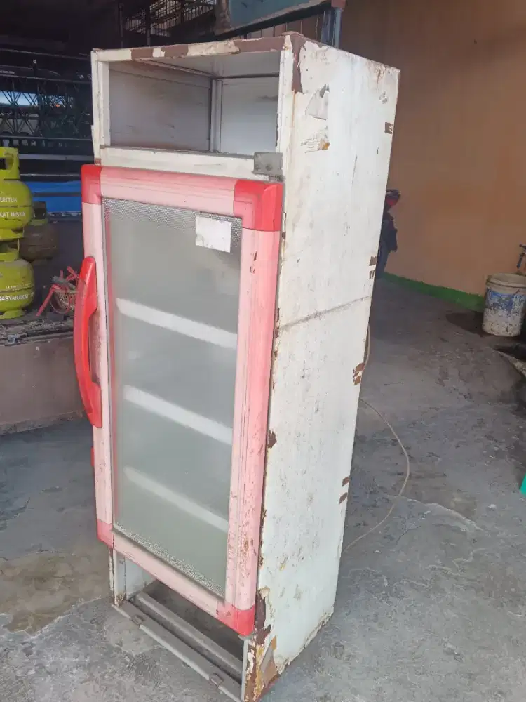 Di jual show case bekas