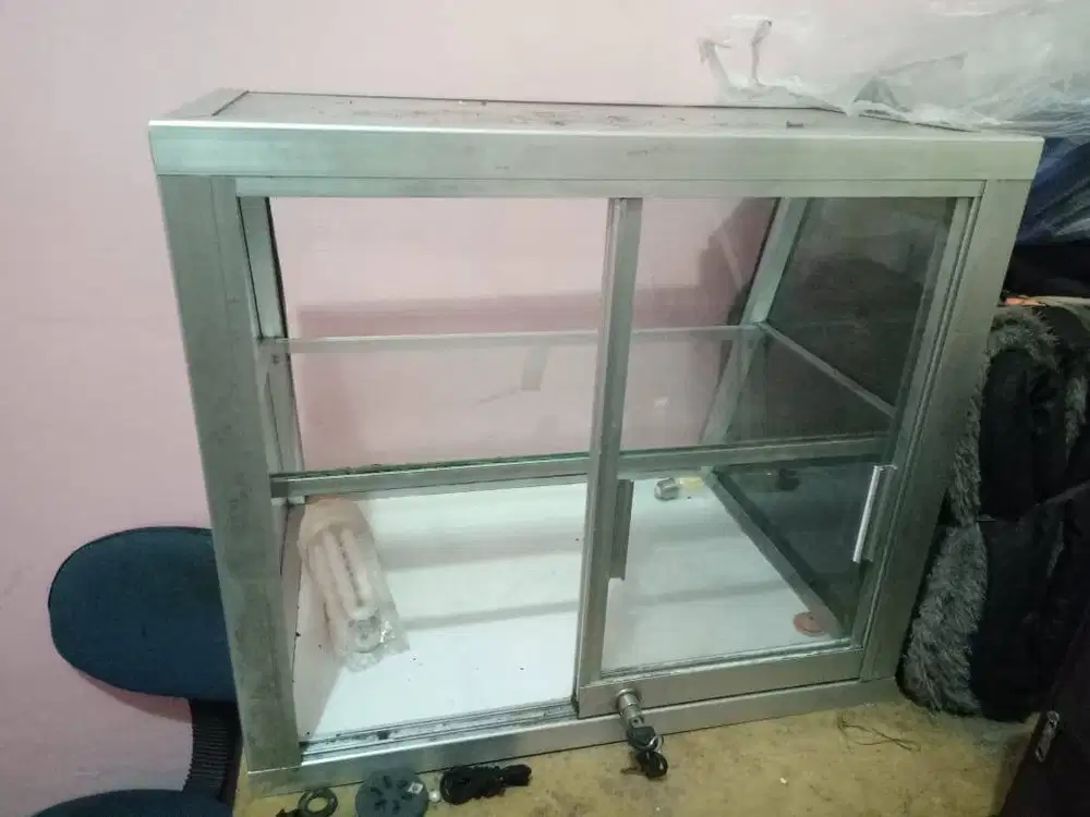 ETALASE KACA BEKAS DIPAKAI SEBENTAR