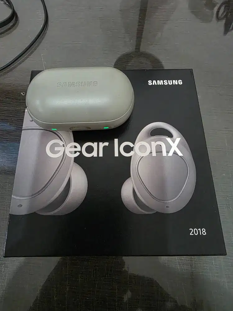 Samsung Gear IconX 2018 Build in storage bisa simpan lagu & bluetooth.