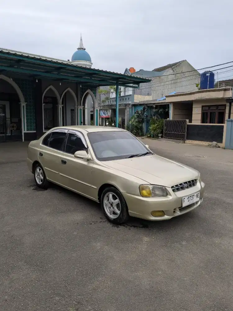 Di jual mobil Sedan Hyundai Verna th 2002.