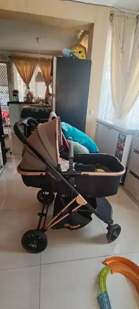 Stroller bayi Dumont, dipakai hanya sekali ke mall