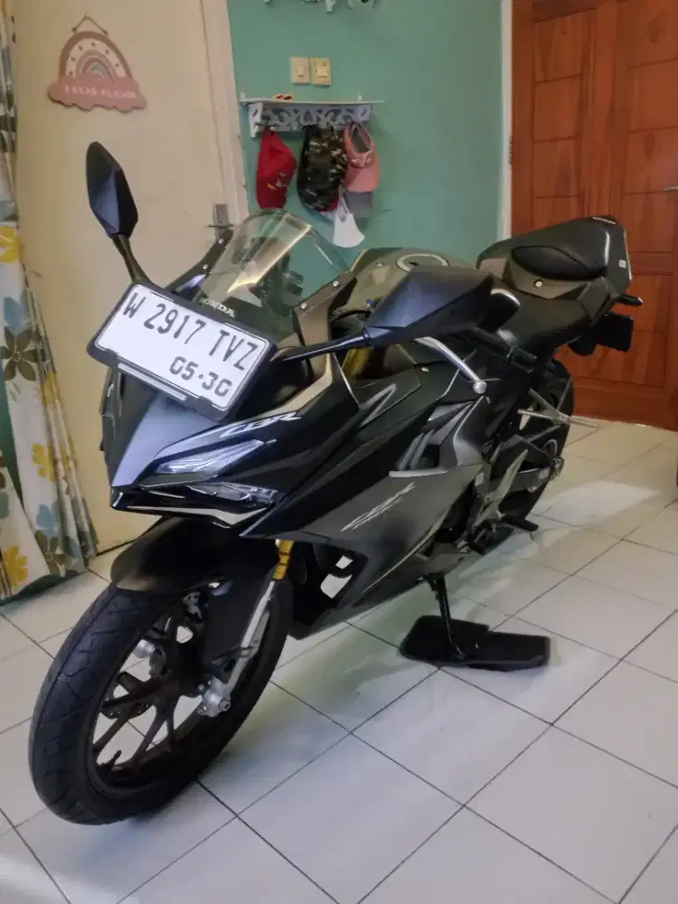 CBR 2025 KM 2 RB MASIH 5 BULAN.seperti baru gress.kunci 2 buku2 ada