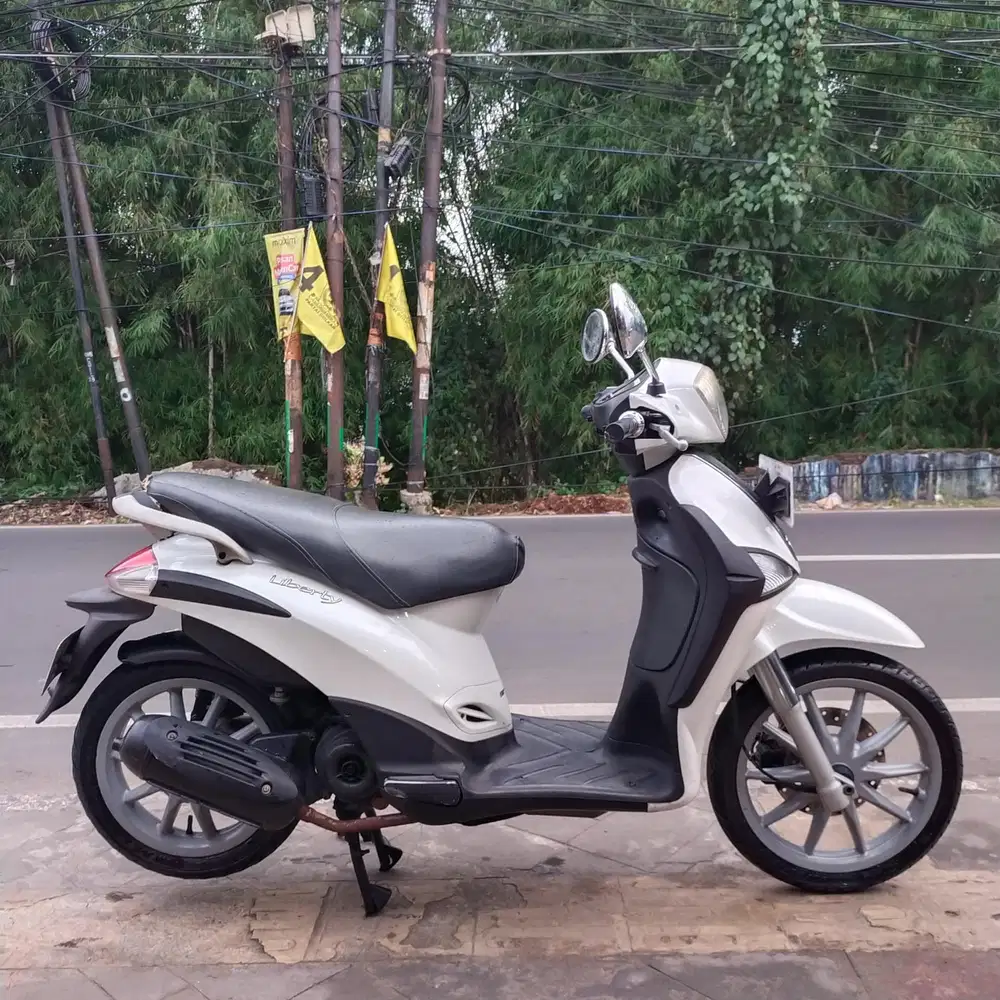Piaggio Liberty 2012 (Orisinil Mesin Aluss Lengkap Bagus Putih)