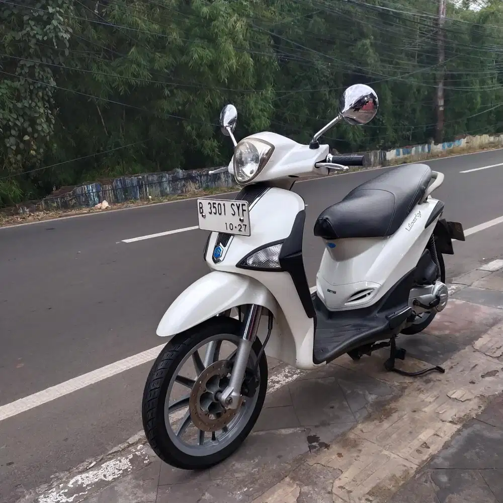 Piaggio Liberty 2012 (Orisinil Bagus lengkap Mesin Cakep putih)