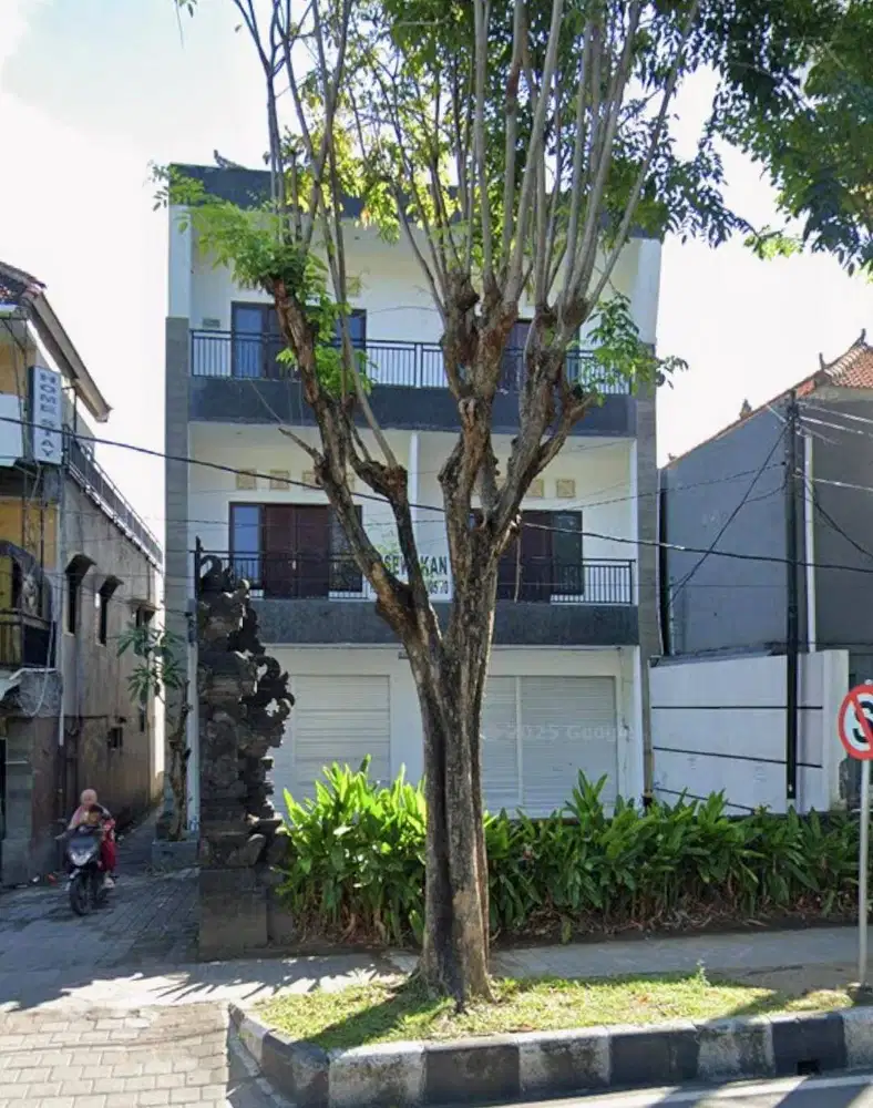 FOR RENT STRATEGIC SHOPHOUSE FRONT OF AIRPORT IN TUBAN KUTA 3 FLOORS