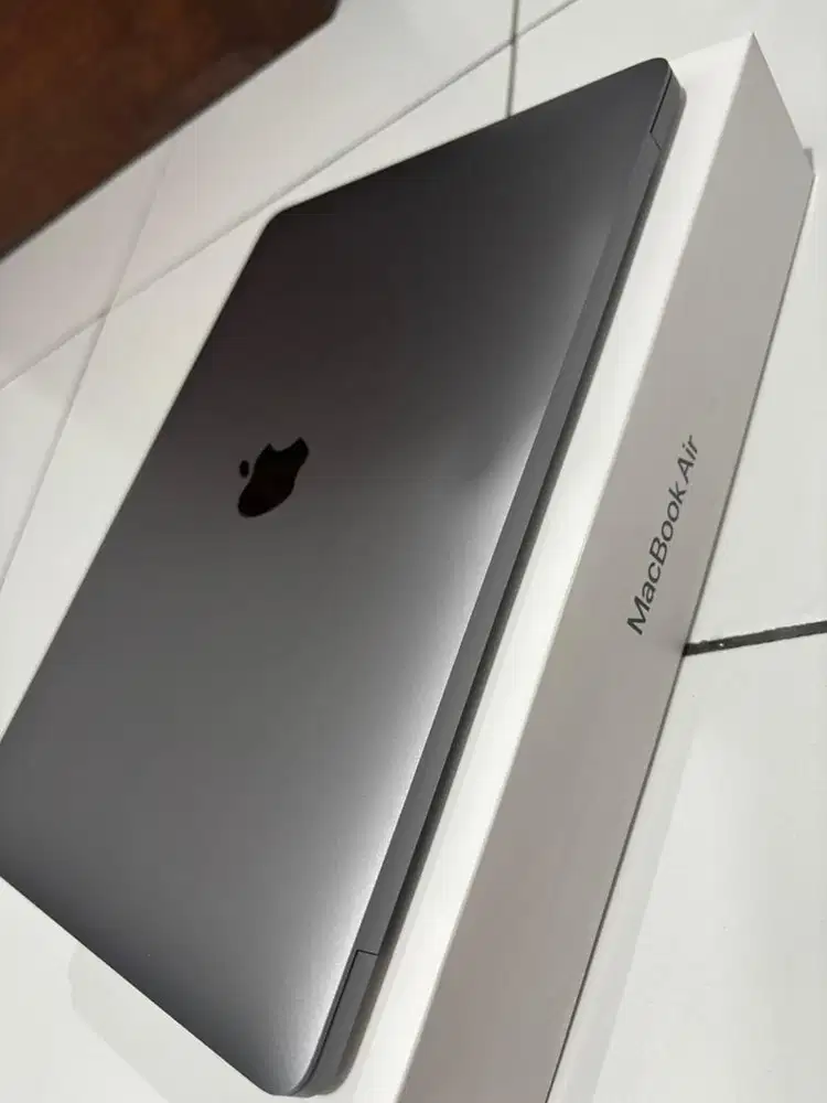 Macbook air 2020 core i3 8/256