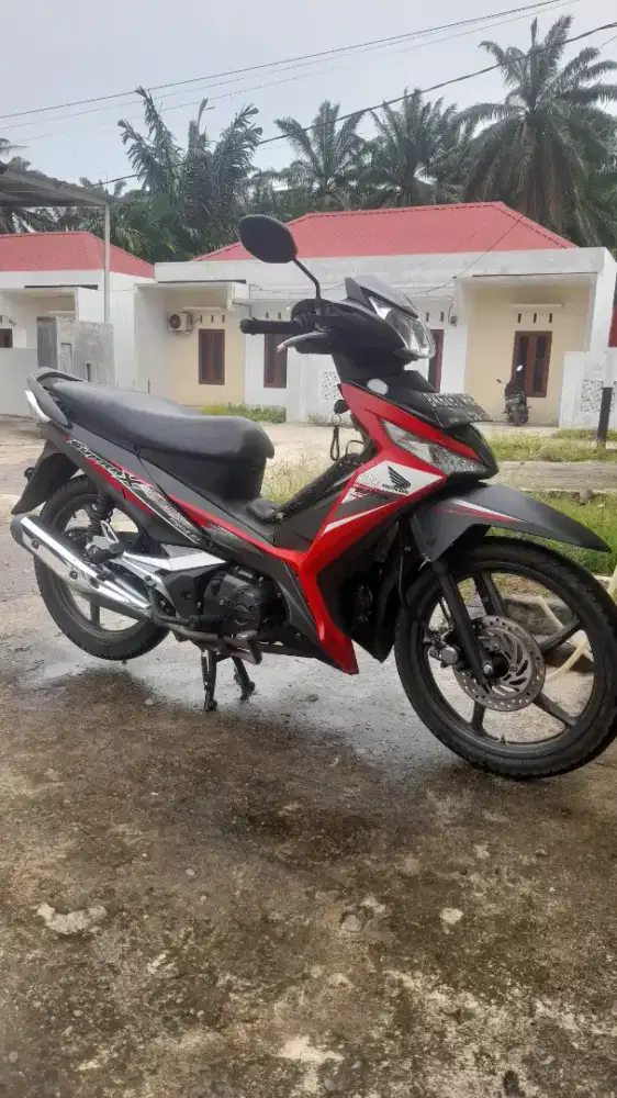Di jual supra 125 tahun 2020