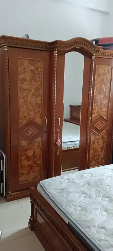 Lemari Pakaian berbahan Kayu Jati Belanda