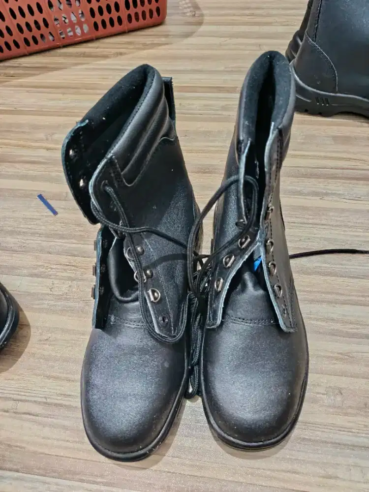 Sepatu PDL JATAH SATPAM UKURAN 43 MERK KENT MASIH BARU