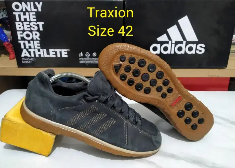 Sepatu Outdoor Adidas Traxion
