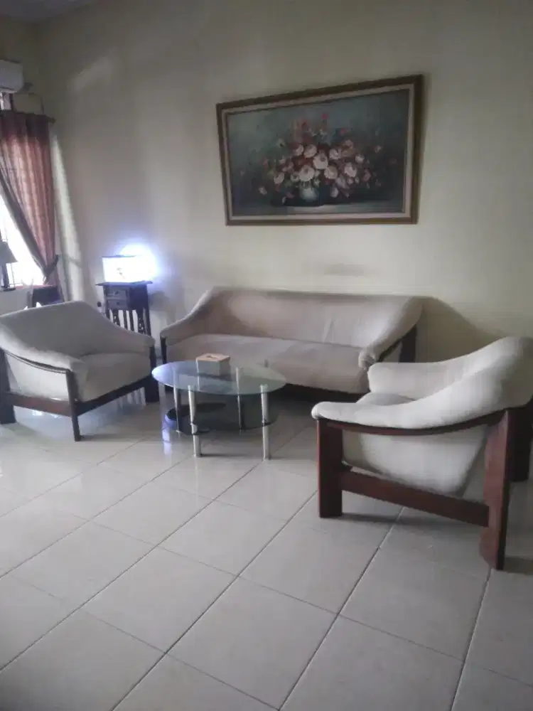 1 set sofa plus meja kaca..