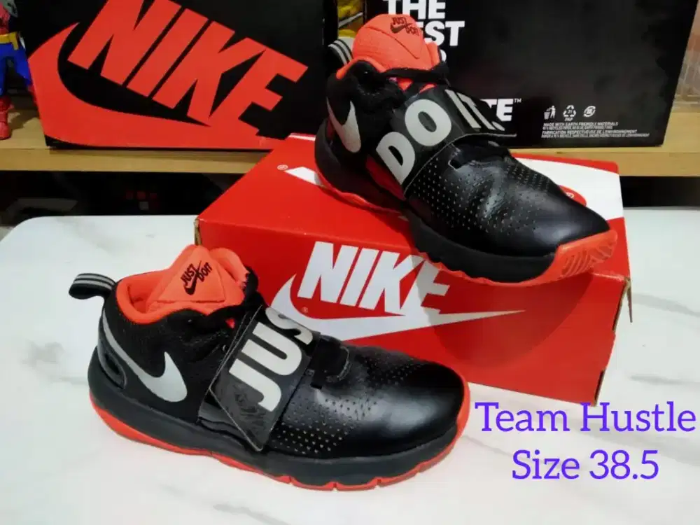 Sepatu Nike Team Hustle size 38.5