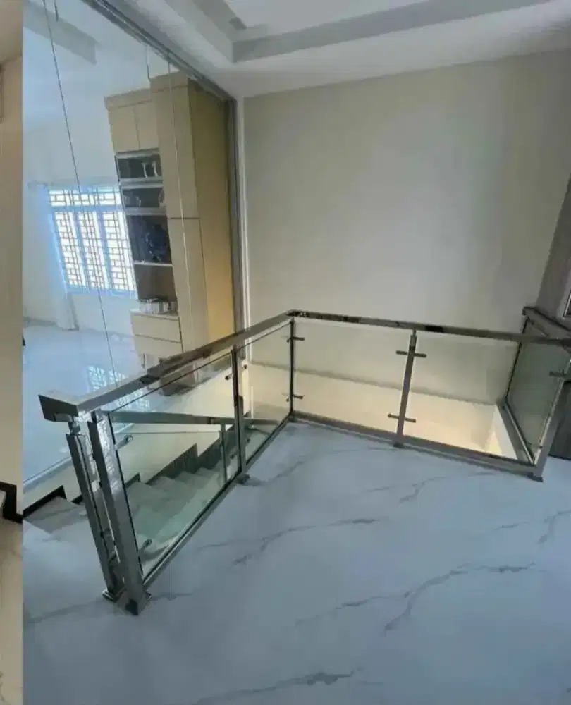 Reling tangga stanlis kaca