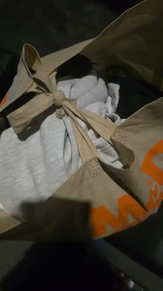 Karyawati Laundry (Setrika Uap dan/atau Packing)