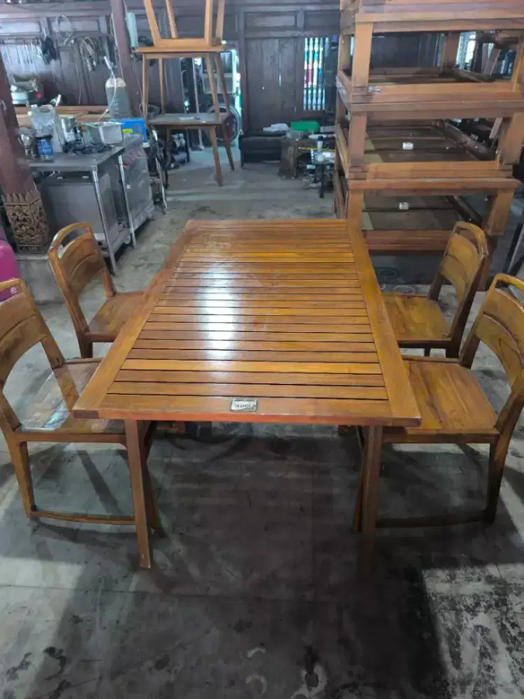 Meja makan bahan kayu set 4 kursi bahan kayu merk Piguno