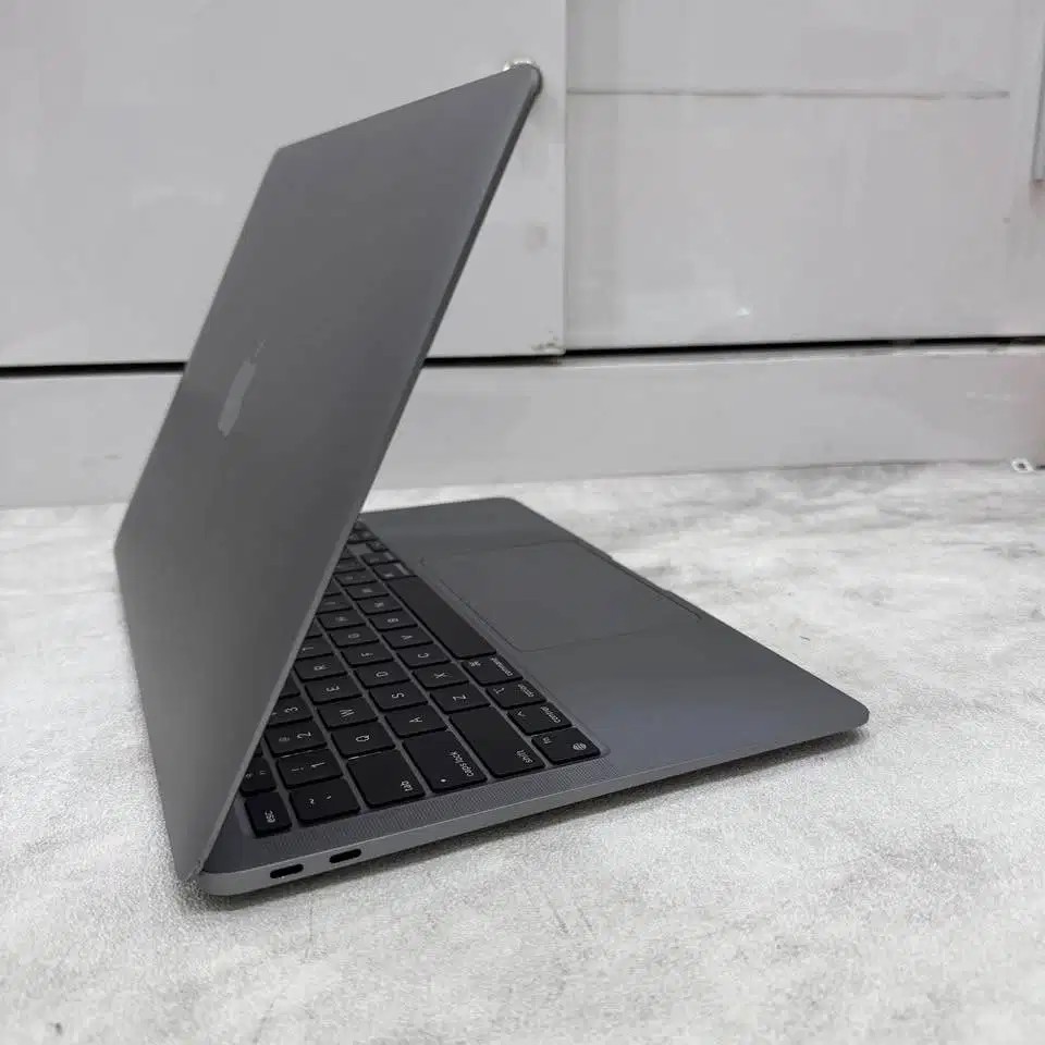 MacBook Air 13 inch 2020 chip M1 RAM 8/128GB