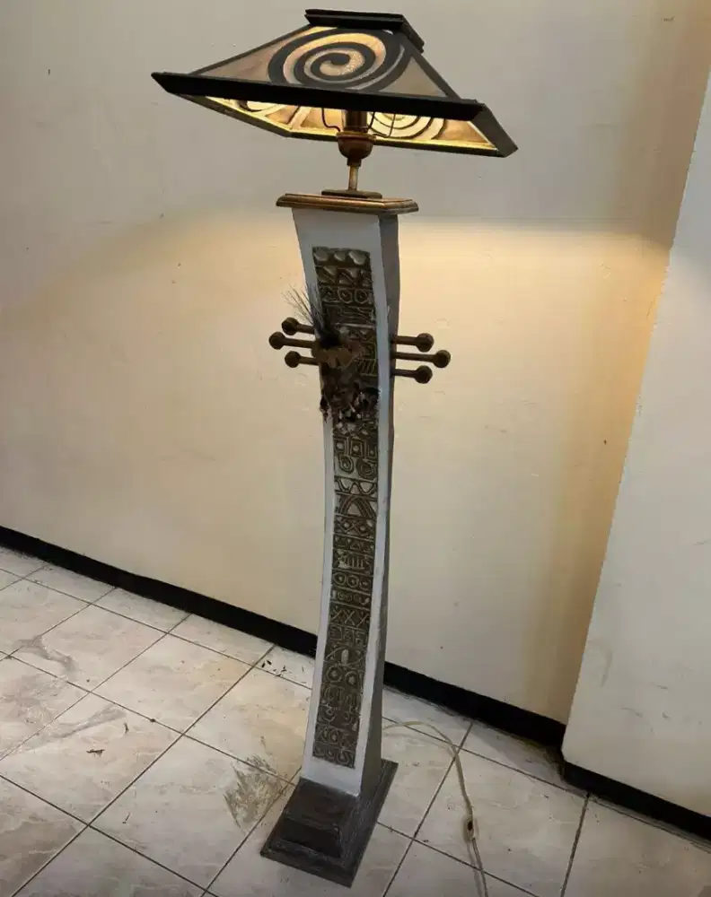 Lampu kayu tribal