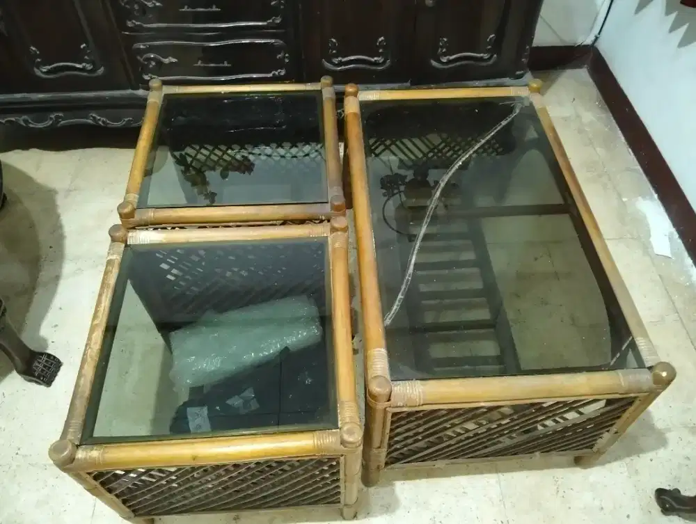 Meja rotan dengan kaca tebal