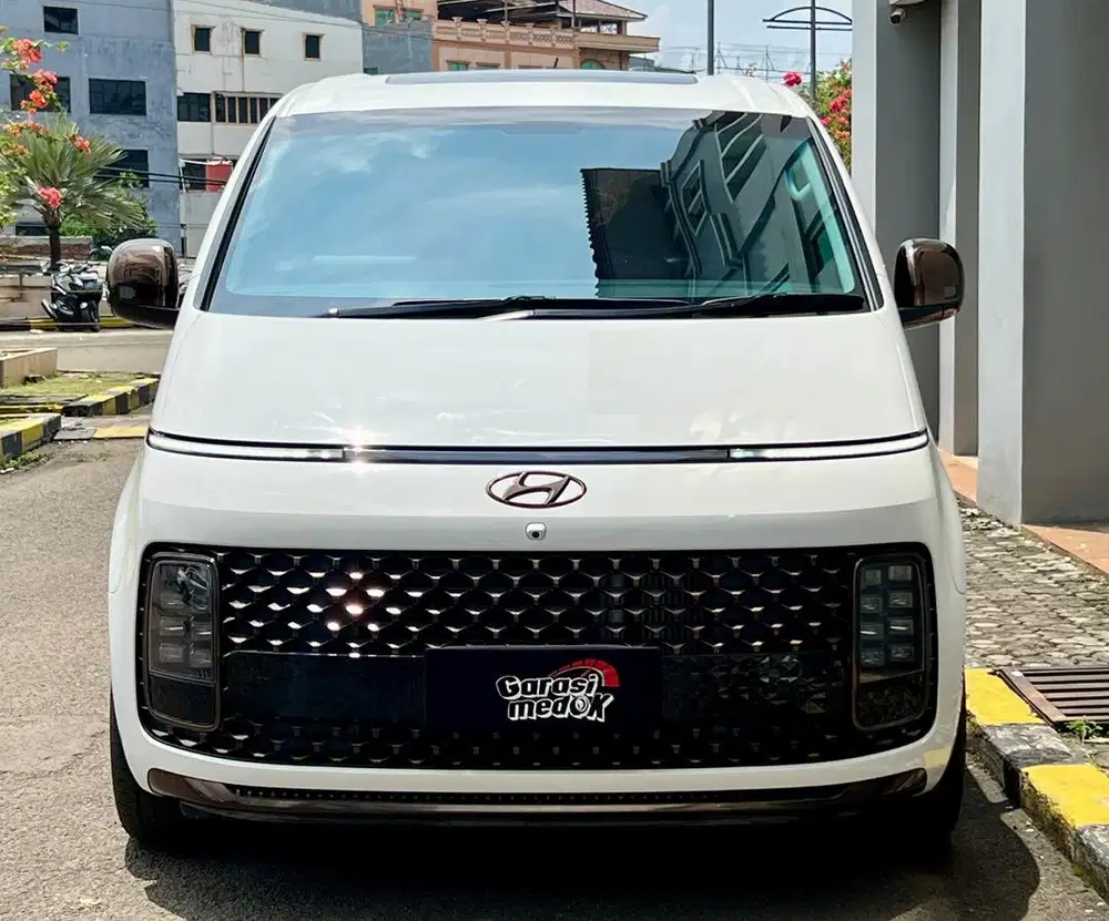Hyundai Staria Signature 9 seater 2021 Antik Low KM Murah Bekas Genap