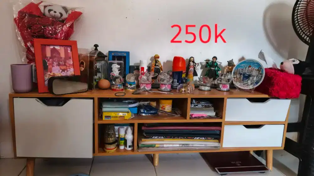 Meja TV kayu serbaguna