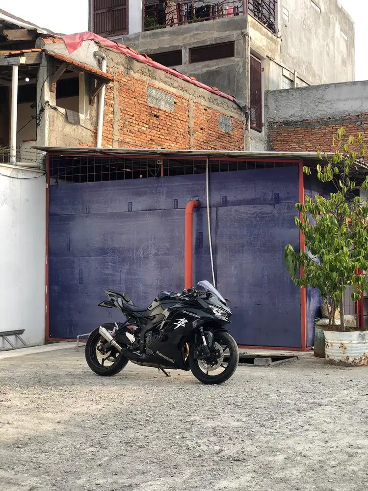 zx25r 2022 hitam