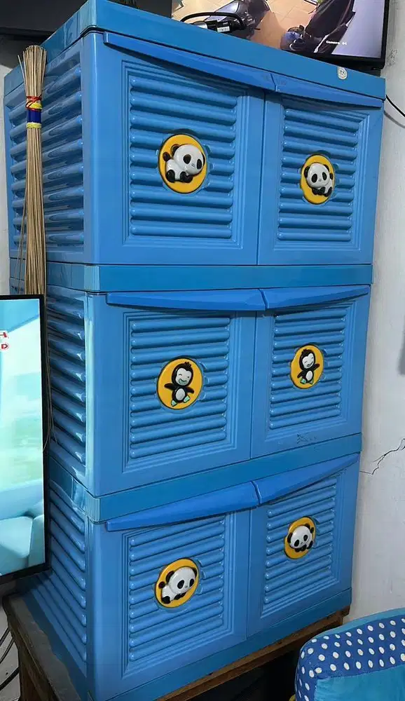 Lemari plastik warna biru