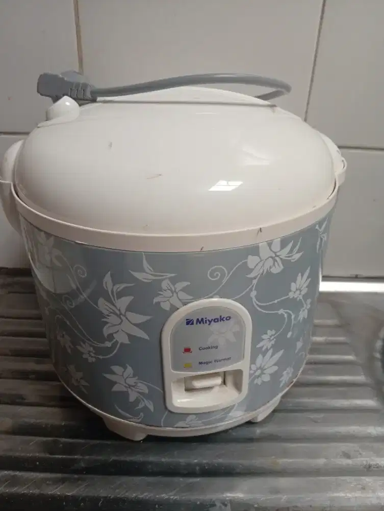 Ricecoker warna putih batik hanya tdk menyala, tapi mulus