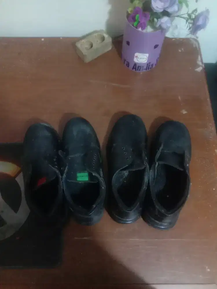 Sepatu safety ujung besi