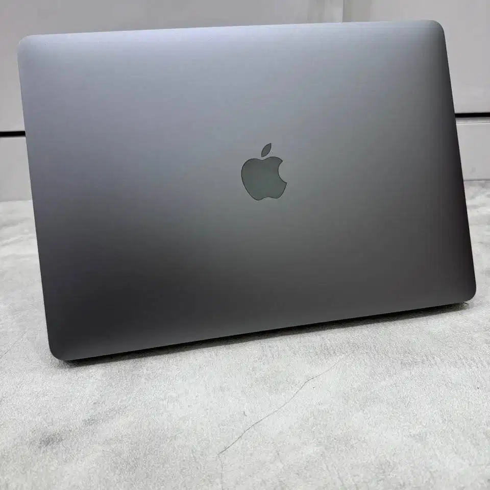 MacBook Air 13 inch 2020 chip M1 RAM 8/128GB