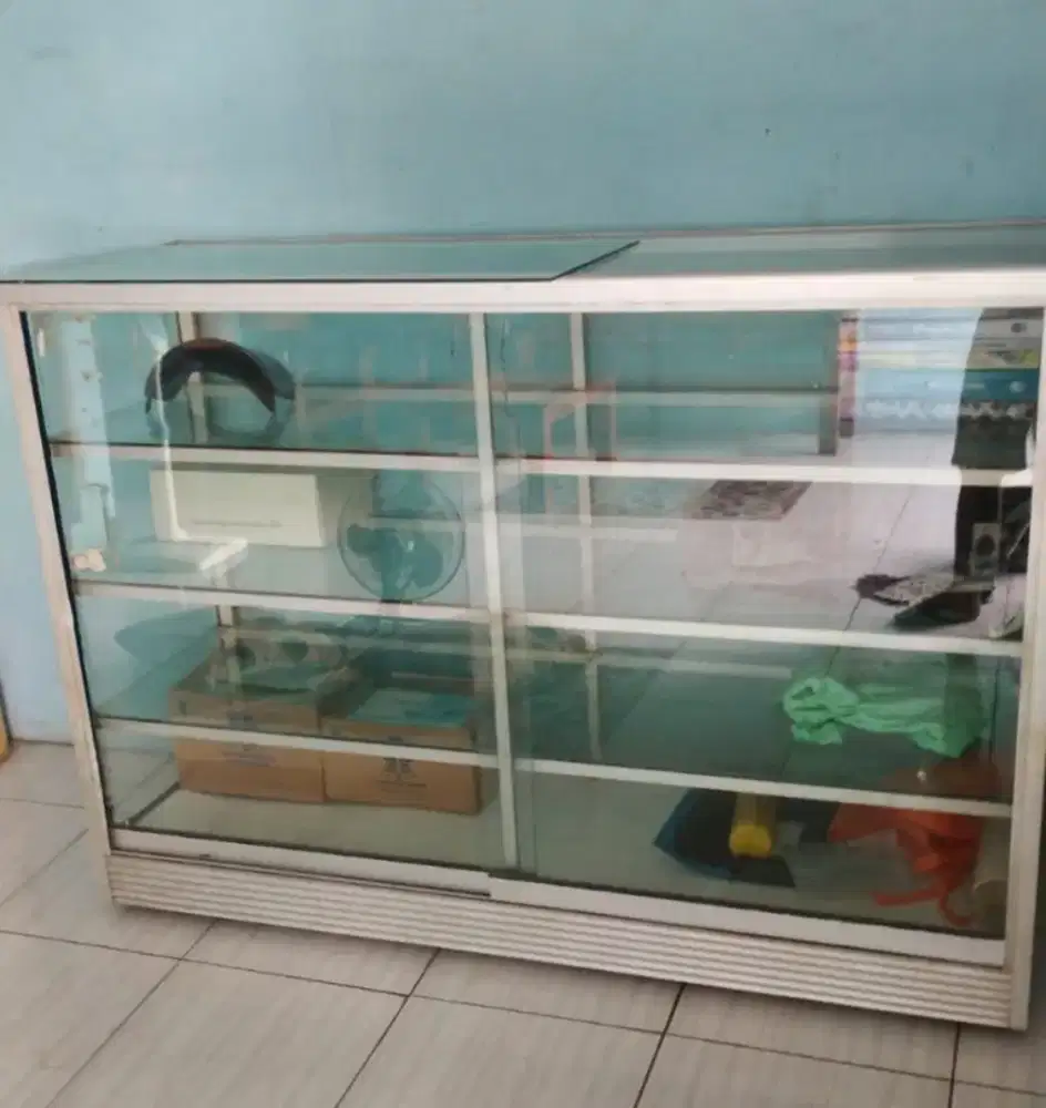 Etalase toko kaca dan etalase makanan/rokok bisa nego
