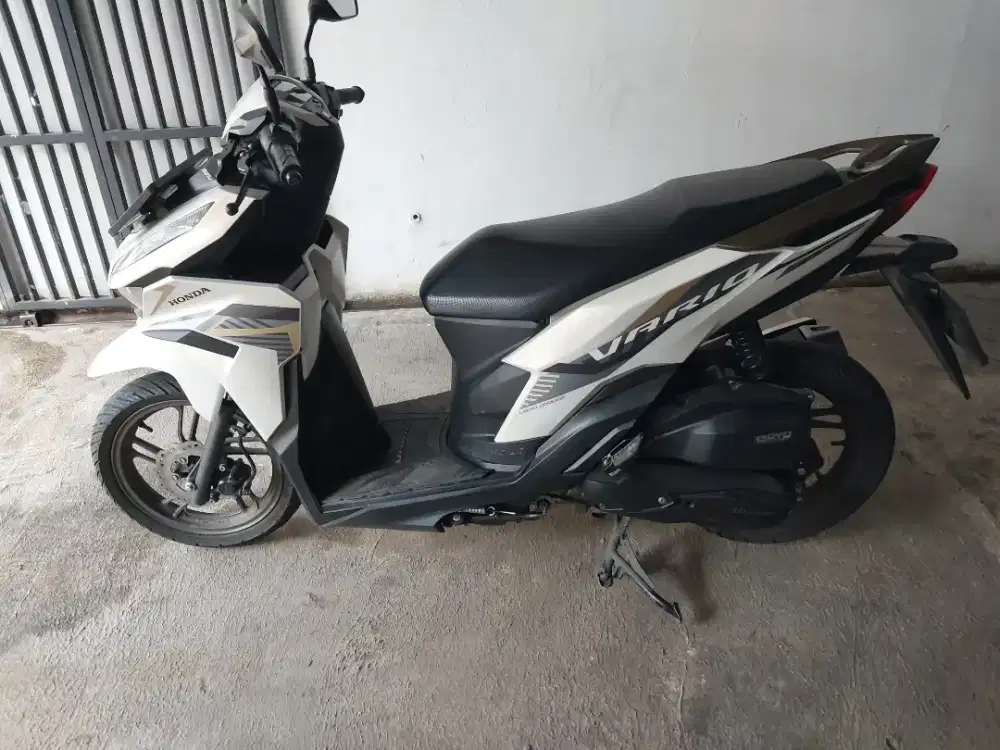 VARIO 125 CBS ISS PUTIH