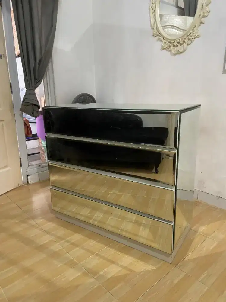 Kabinet full kaca (Drawer)