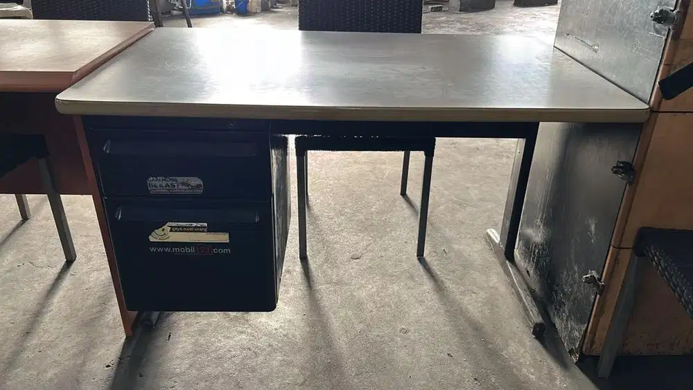 Meja besi dan meja kerja